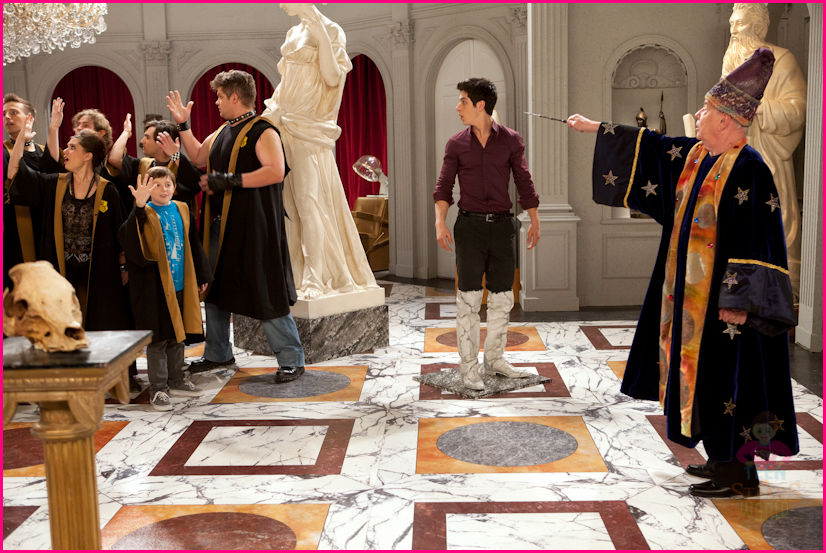 wizards-of-waverly-place-justins-back-in-stills-10