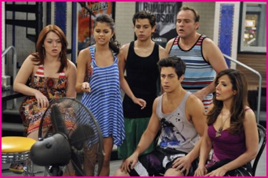 Wizards-Of-Waverly-Place-Misfortune-At-The-Beach-1